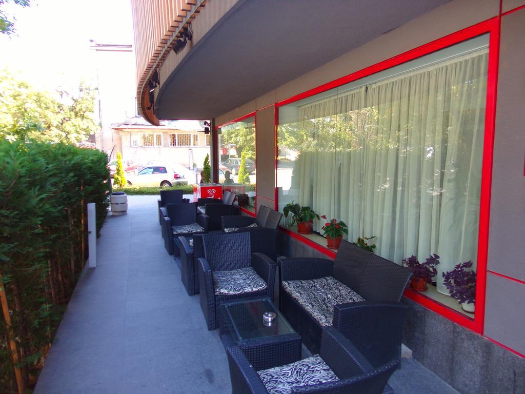 Universal Hotel Dupnitsa Exterior photo