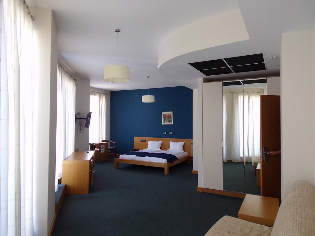 Universal Hotel Dupnitsa Exterior photo
