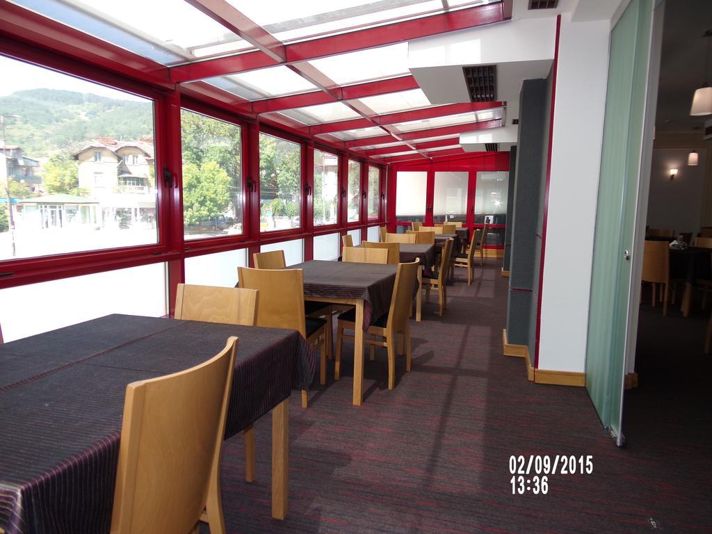 Universal Hotel Dupnitsa Exterior photo